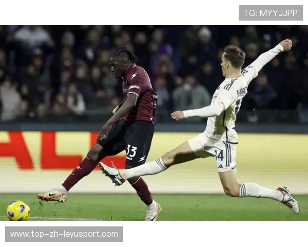 卢卡库滑步假动作后抽射，力量感十足——足球场上的绝佳瞬间